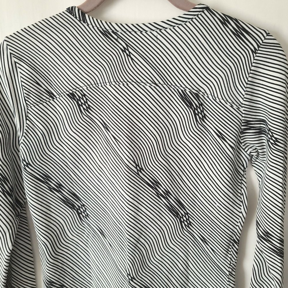 Satva Womens Deanna Organic Cotton LS Movement Tee Black White Wave Print Sz S - Picture 6 of 10